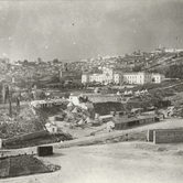 Η Άνω Πόλη, τα ανατολικά τείχη, ο Πύργος Τριγωνίου και τα Τείχη Ακροπόλεως (από φωτογραφία εποχής)