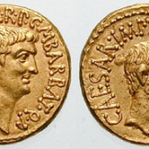Χρυσά νομίσματα που απεικονίζουν τον Αντώνιο και τον Οκταβιανό