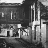 Σπίτι γέφυρα στην οδό Μιχαήλ Αγγέλου (1946)
