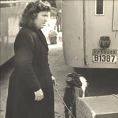 Μια γυναίκα με τις αποσκευές της σε χώρο αναχώρησης λεωφορείων
