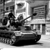  Ένα Panzer IV προχωρά στην παραλία της πόλης τo 1942. 