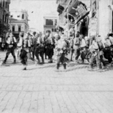 Έλληνες στρατιώτες παρελαύνουν στη Θεσσαλονίκη το 1916.