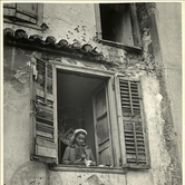 Κορίτσι με κούκλα σε παράθυρο, 1944.