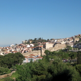 Τα ανατολικά τείχη και η Άνω Πόλη από το ναό του Αποστόλου Παύλου. Το 7ο Γυμνάσιο στους Κήπους του Πασά