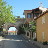 Η πορτάρα από την οδό Ακροπόλεως