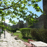 Τα τείχη στην Στεργίου Πολυδώρου