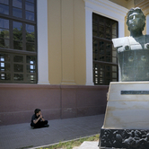 Η προτομή του Μεγάλου Αλεξάνδρου στην αυλή ελληνικού σχολείου