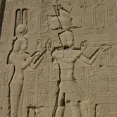 Ανάγλυφο με την Κλεοπάτρα και τον Καισαρίωνα