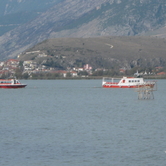 Καραβάκια προς το νησί. Στο βάθος το Πέραμα