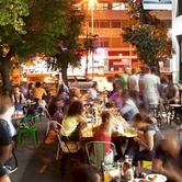 Πλάνα σε υπαίθριο καφενείο