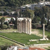 «Η θάλασσα του Φαλήρου γυάλιζε ανάμεσα στους στύλους του Διός».