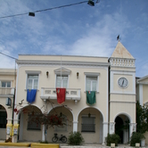 Το Μουσείο Σολωμού στην Πλατεία του Αγίου Μάρκου στολισμένο με τα καπίτουλα της γκιόστρας