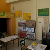 Φωτογραφία από την έκθεση παιδικής ζωγραφικής για τη γκιόστρα στο Δημοτικό Κινηματογράφο ΦΩΣΚΟΛΟΣ, 23-35 Απριλίου 2010