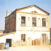 Από τα διώροφα σπίτια στα πλίθινα καταλύματα