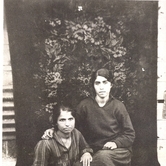 Μπροστά από την παράγκα