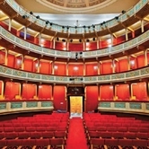 Μια λαϊκή παράσταση στο Θέατρο Απόλλων